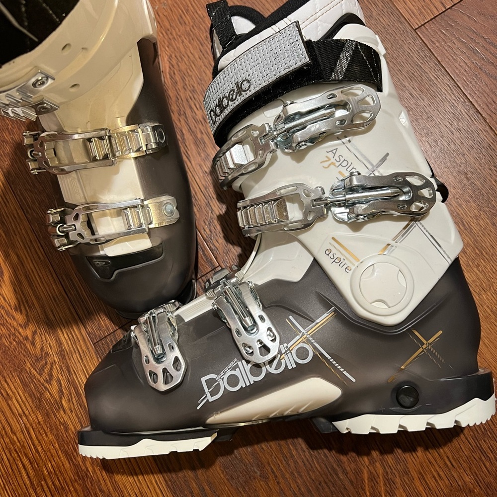 *NEVER WORN* Women’s Dalbello Ski Boot - Aspire size 24.5
